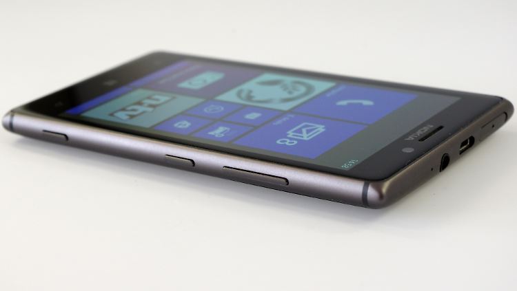 От Клауса Ведекинда   Nokia Lumia 925 выглядит очень благородно благодаря алюминиевой раме