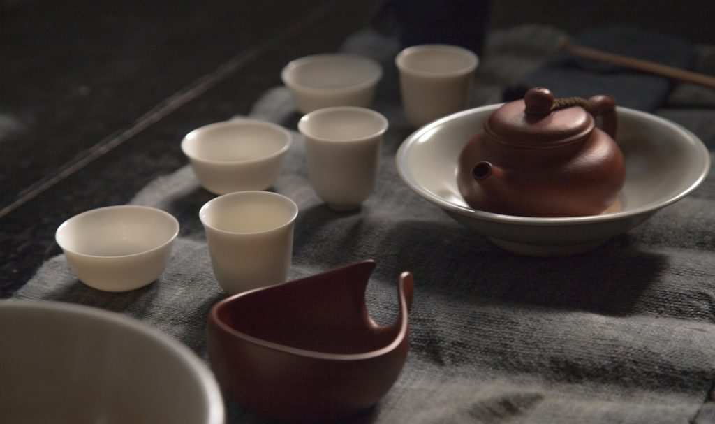 Згідно з історичними даними, виробництво посуду з ісинської глини почалося 2400 років тому