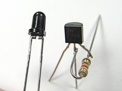 После пайки отсоедините вывод избыточного резистора, который прикреплен к базе транзистора (средний вывод), а также избыточную длину вывода коллектора