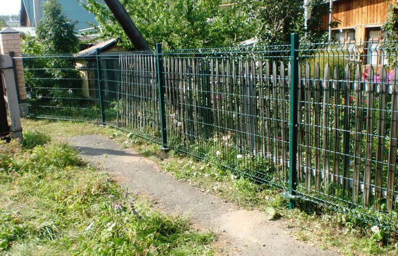 Часто вибирають варіанти металевих огорож для дач з паркану, які монтуються по типу дерев'яних, але міцніше і довговічніше