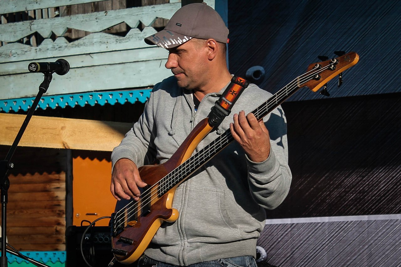 Олександр Корнєєв, бас-гітарист красноярської групи «Ху = Хі»