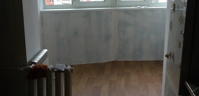 На балконі виконані наступні роботи: - обробка зовні (профлист колір-сірий);  - каркас під скління і дах;  - скління профіль КВЕ