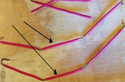 Відріжте ще два шматка мідного дроту завдовжки по 22 см і умовно розділіть їх на 3 рівних частини і в точках перегину зніміть ізоляційний шар аналогічним чином;