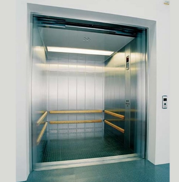 Усередині ліфтових кабін необхідно вивісити інструкції щодо того, як перемикати ліфти в режим транспортування протипожежних розрахунків, як потрібно користуватися ліфтом, в разі виникнення пожежі або локального займання