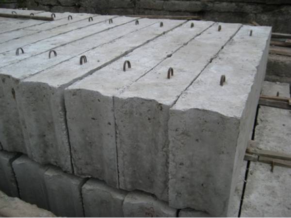 Ступінь стійкості бетонних блоків до навантажень і змін у навколишньому середовищі залежить від того, який саме клас бетону використовувався під час їх виробництва, встановлена ​​в блоці армована сітка