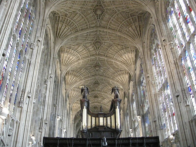 І лише після того як в 1508 році Генріх 7 знову звернув увагу на цей проект і виділив в заповіті кошти на будівельні роботи, в 1515 році каплиця нарешті була завершена