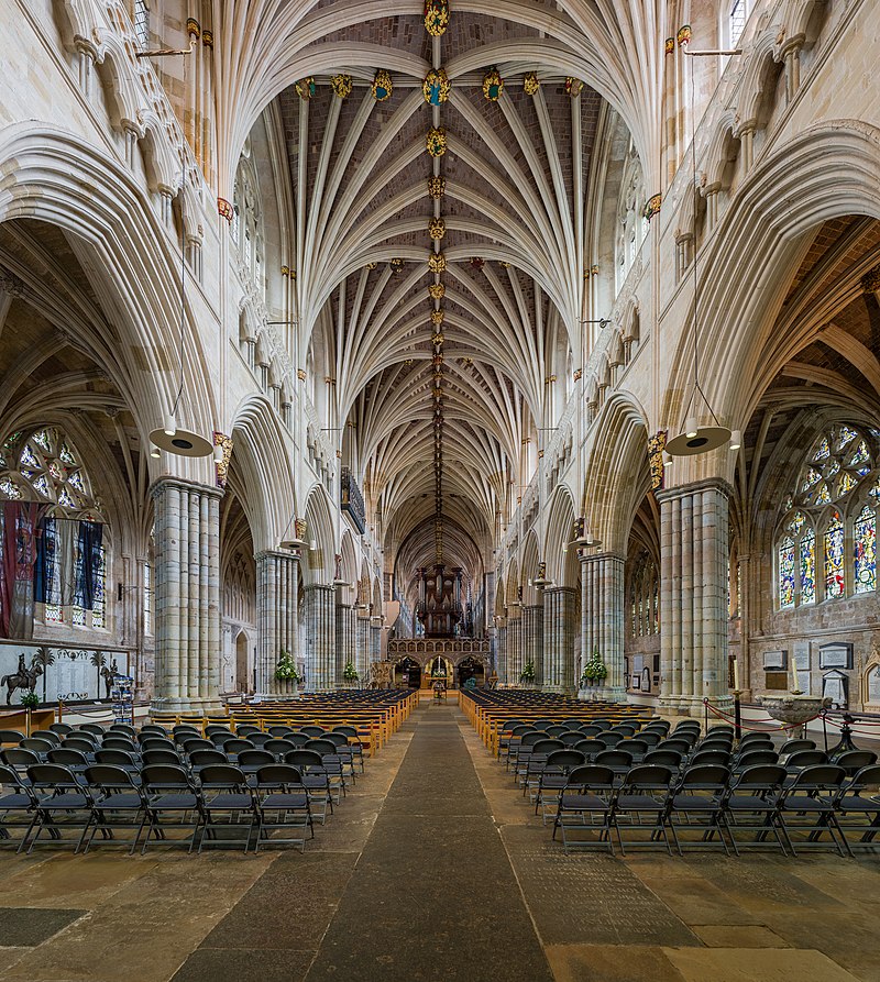 Склепіння криволінійної прикрашеної фази можна виявити в головному нефі Вінчестерського собору, а в гігантському західному вікні собору в Йорку можна бачити риси полум'яніючої готики