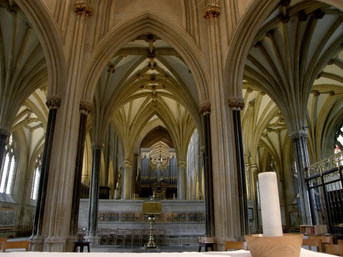 Перші ознаки «декоративного стилю» намічаються в соборі Солсбері (1220-1266) з величезною вежею средокрестия