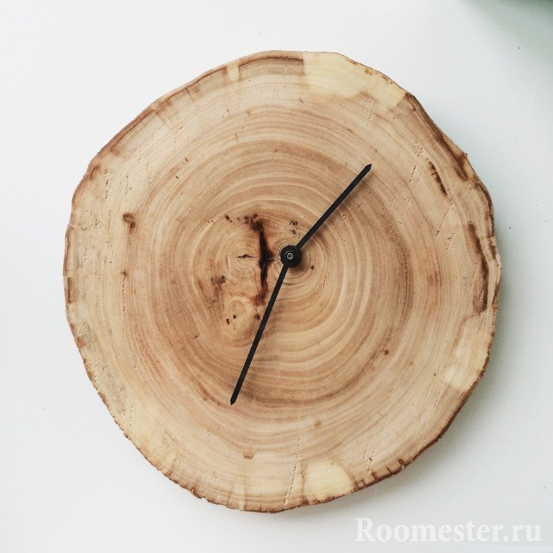 Чим більше недбало виглядає дерев'яний «млинець», тим цікавіше вийдуть годинник