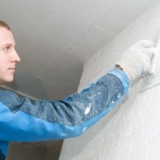 У даній статті мова піде про шпаклівці, ви дізнаєтеся, як ефективно готувати стіни до   обклеювання шпалерами