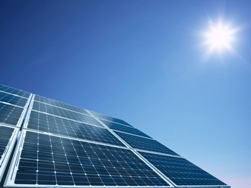 Рекордсменом по ККД серед сонячних батарей, з числа так чи інакше доступних на ринку сьогодні, є, розроблені Інститутом геліоенергетичних систем Товариства імені Фраунгофера в Німеччині, сонячні батареї на базі багатошарових фотоелементів