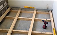 Альтернативою сухої стяжки на лоджії або балконі може виступати   укладка лаг для підлоги