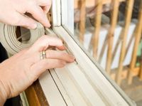 Існує ще кілька способів   як утеплити вікна своїми руками   , Які можуть використовуватися як разом з замазкою, так і окремо